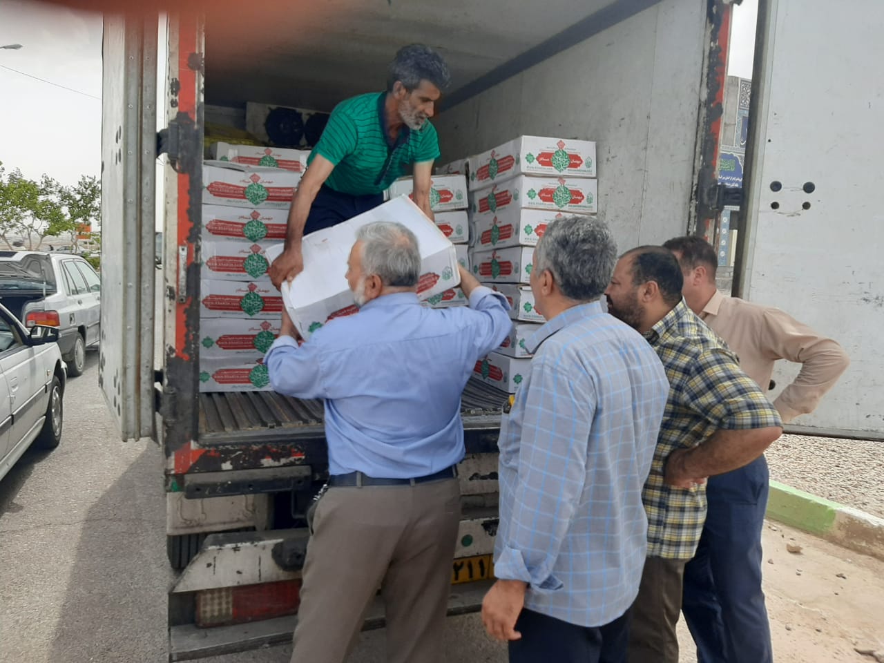 توزيع يکهزار و 200 بسته گوشت قرباني بين خانواده هاي نيازمند استان سمنان